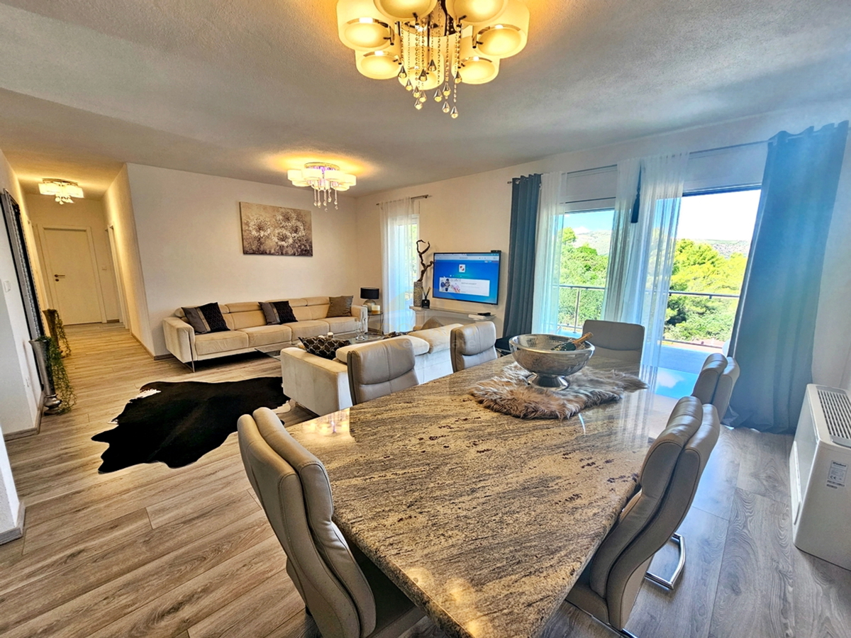 Luksuzna hiša na Čiovu - Mastrinka s 3 apartmaji in odprtim pogledom na morje